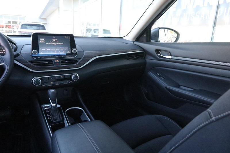 Nissan Altima Vehicle Full-screen Gallery Image 24