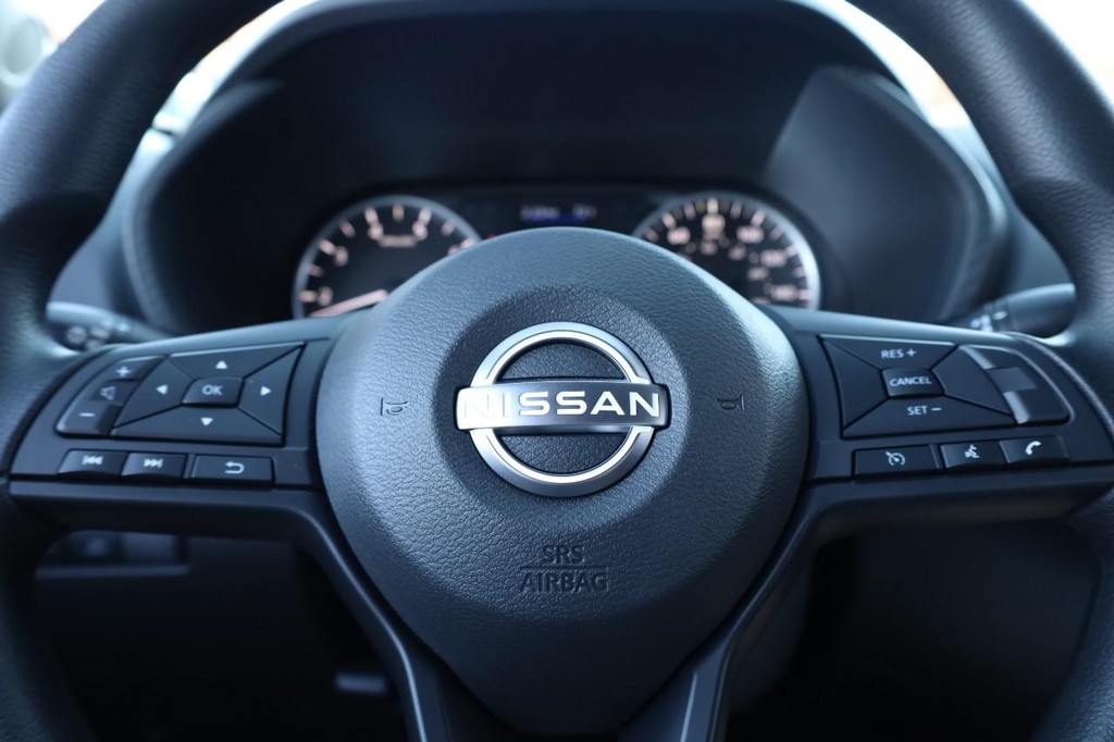 Nissan Sentra Vehicle Image 09