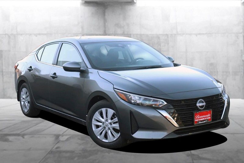 Nissan Sentra Vehicle Image 02