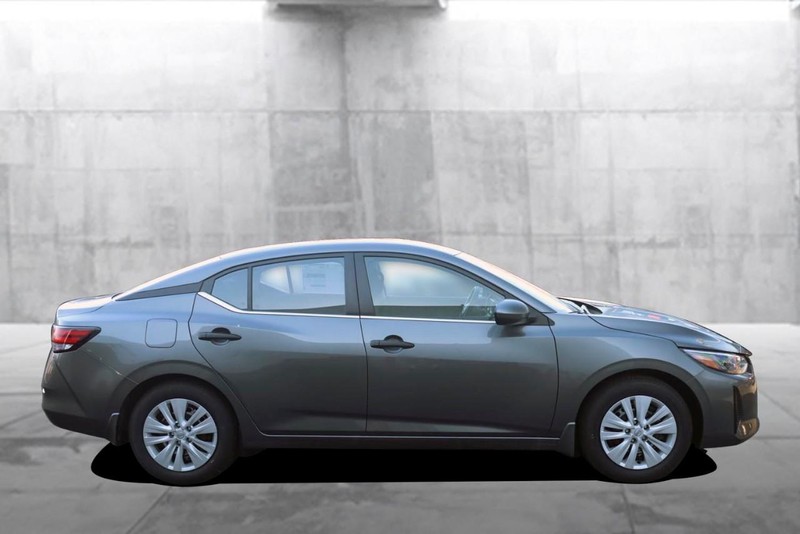 Nissan Sentra Vehicle Image 05