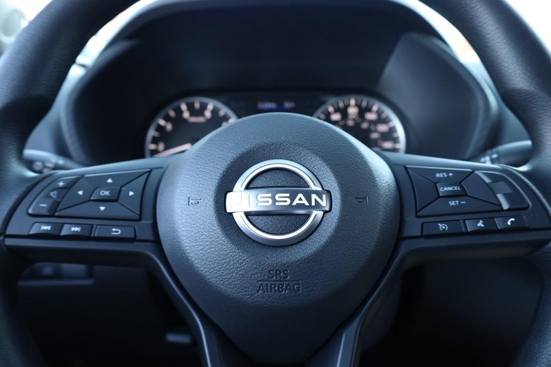 Nissan Sentra Vehicle Image 09