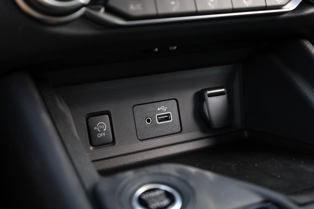 Nissan Sentra Vehicle Image 15