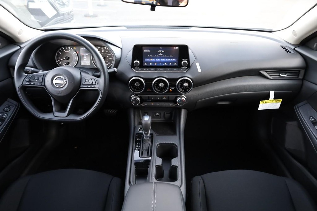 Nissan Sentra Vehicle Image 21