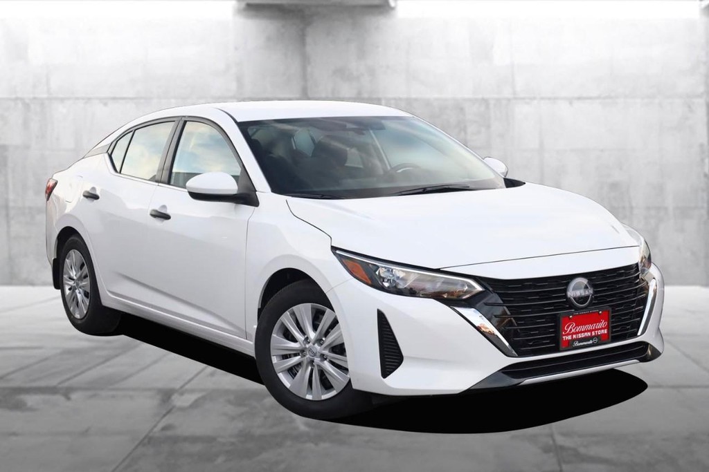 Nissan Sentra Vehicle Image 02