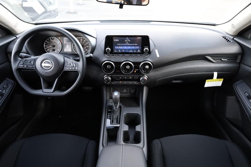 Nissan Sentra Vehicle Image 21