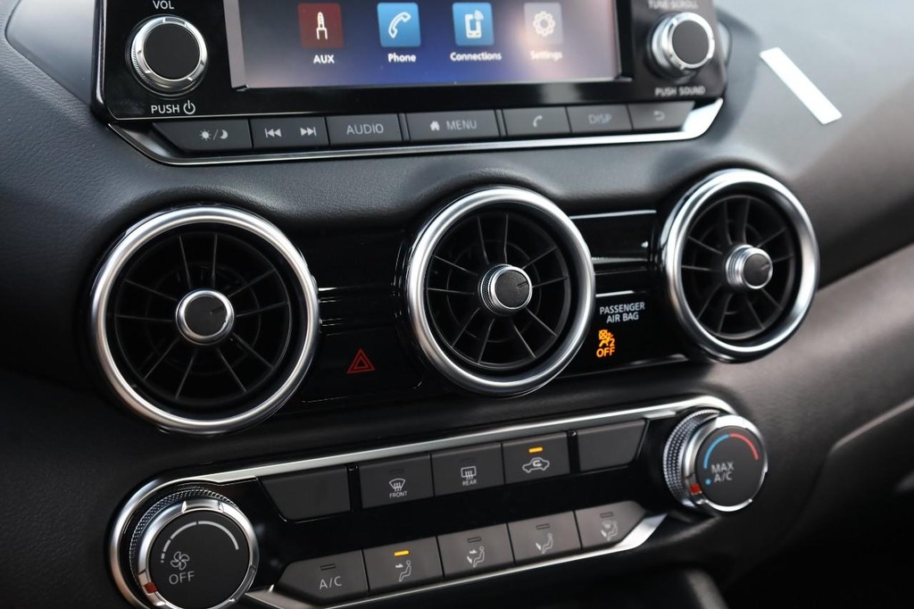 Nissan Sentra Vehicle Image 13