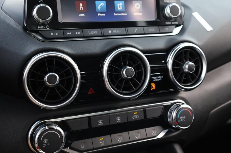 Nissan Sentra Vehicle Image 13