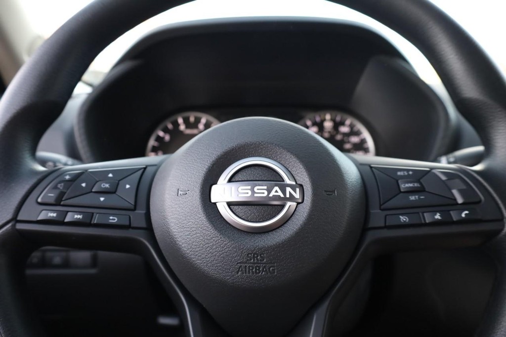 Nissan Sentra Vehicle Image 09