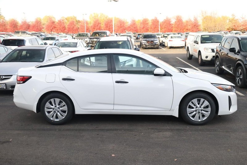 Nissan Sentra Vehicle Image 05