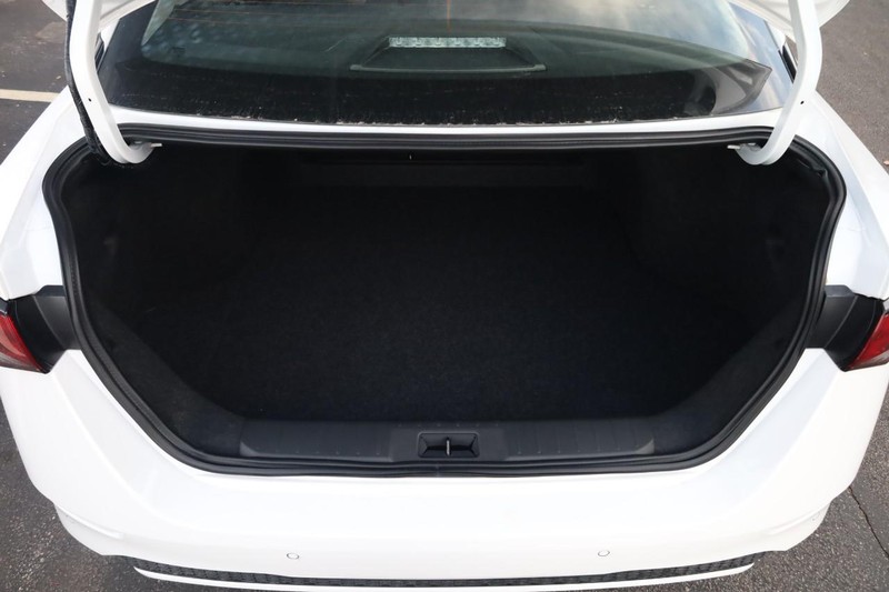 Nissan Sentra Vehicle Image 07