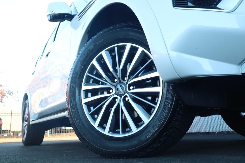 Nissan Armada Vehicle Full-screen Gallery Image 3