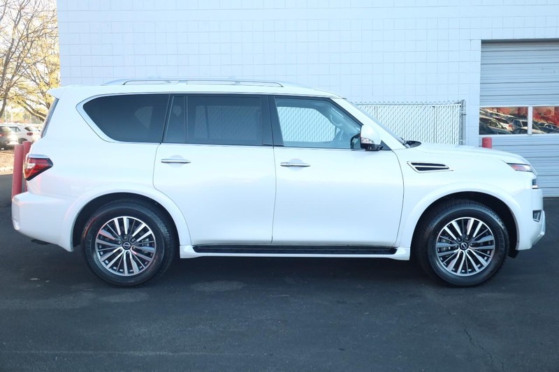 Nissan Armada Vehicle Full-screen Gallery Image 5