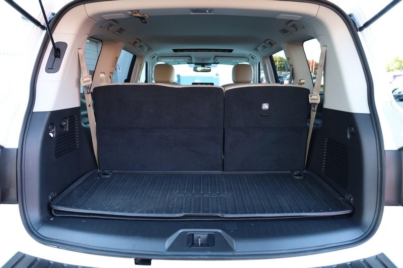 Nissan Armada Vehicle Full-screen Gallery Image 7