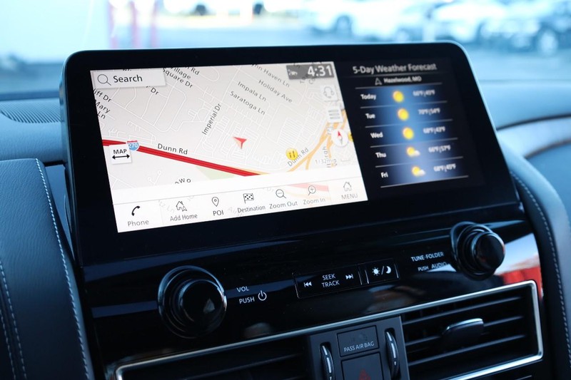 Nissan Armada Vehicle Full-screen Gallery Image 15