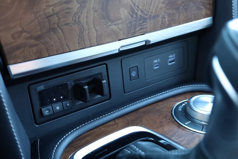 Nissan Armada Vehicle Full-screen Gallery Image 18