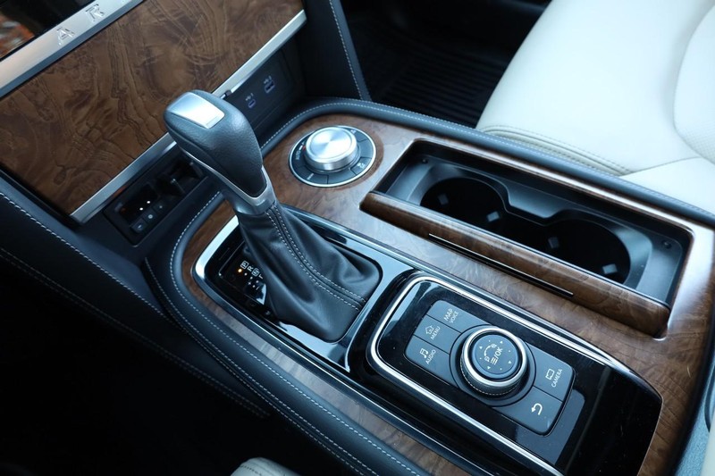 Nissan Armada Vehicle Full-screen Gallery Image 19