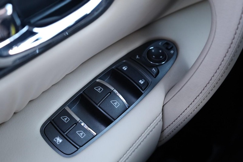 Nissan Armada Vehicle Full-screen Gallery Image 21