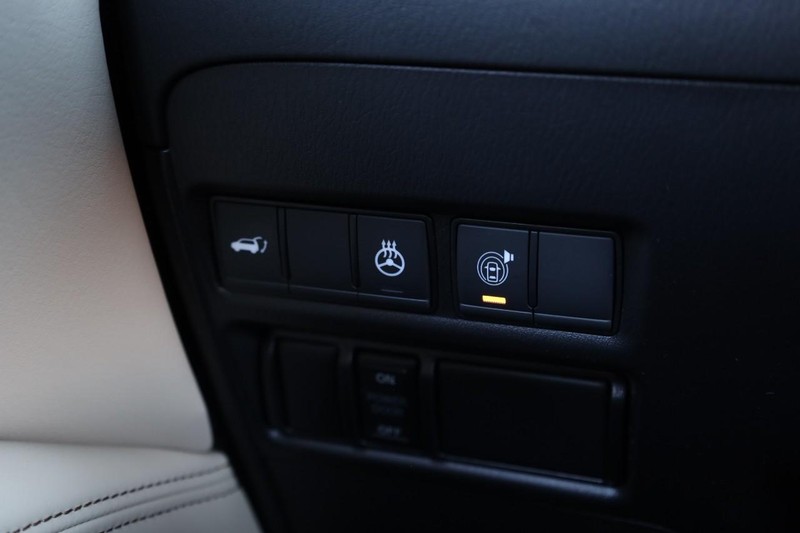 Nissan Armada Vehicle Full-screen Gallery Image 23