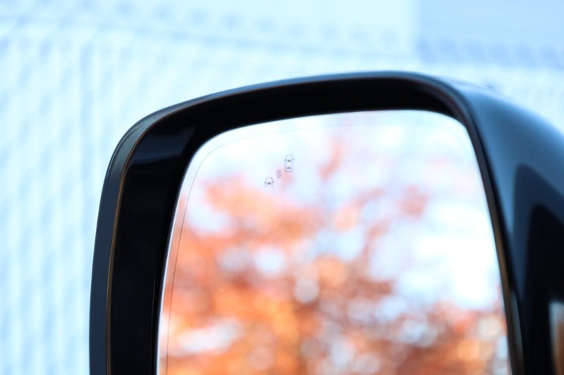 Nissan Armada Vehicle Full-screen Gallery Image 24