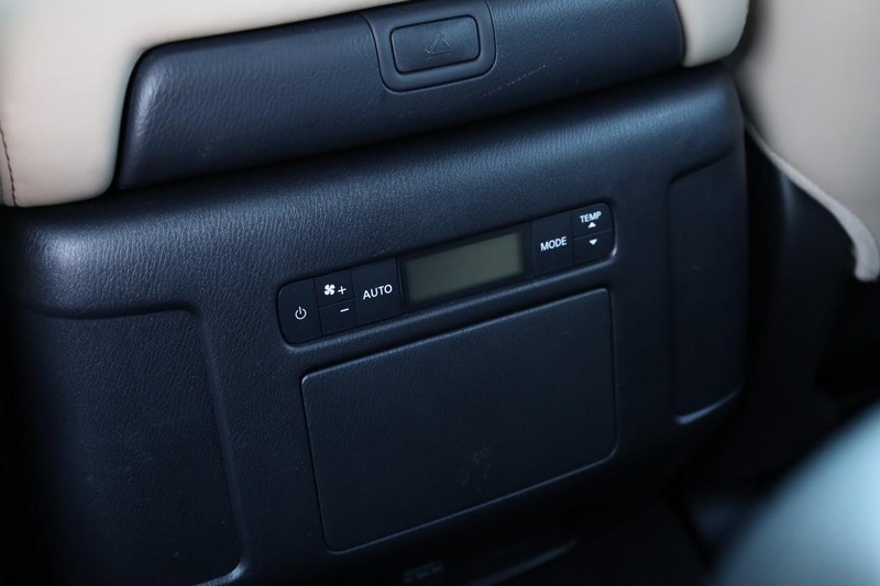 Nissan Armada Vehicle Full-screen Gallery Image 26