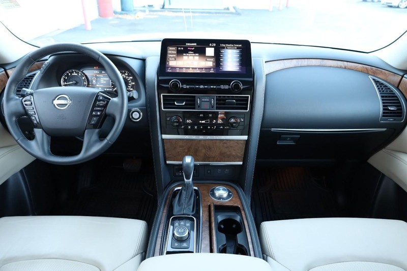 Nissan Armada Vehicle Full-screen Gallery Image 27