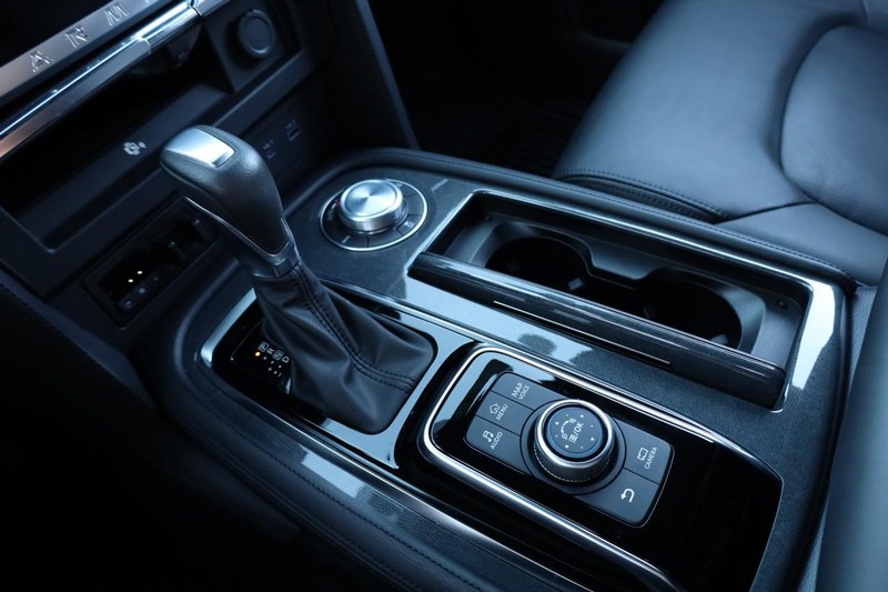 Nissan Armada Vehicle Full-screen Gallery Image 19