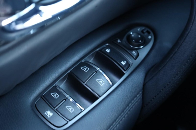 Nissan Armada Vehicle Full-screen Gallery Image 21