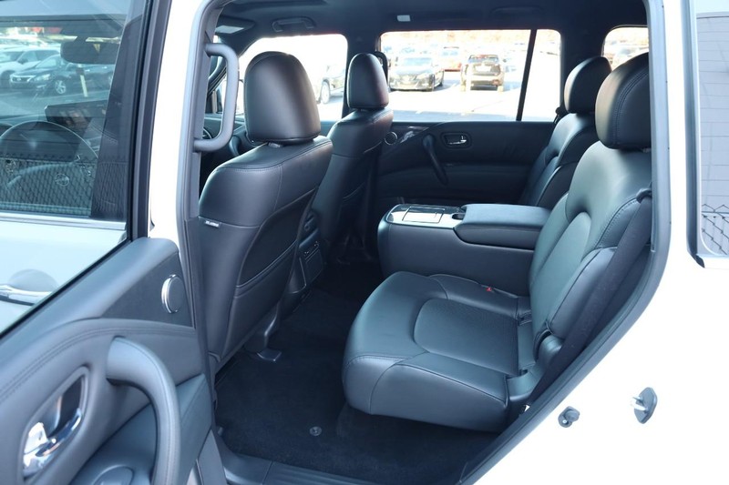 Nissan Armada Vehicle Full-screen Gallery Image 25