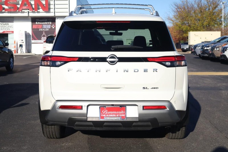Nissan Pathfinder Vehicle Full-screen Gallery Image 6