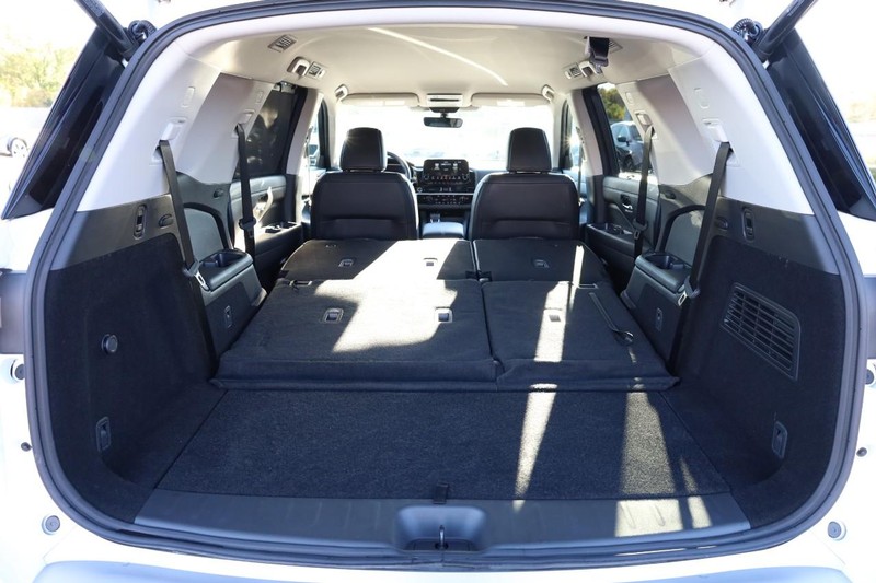 Nissan Pathfinder Vehicle Full-screen Gallery Image 9