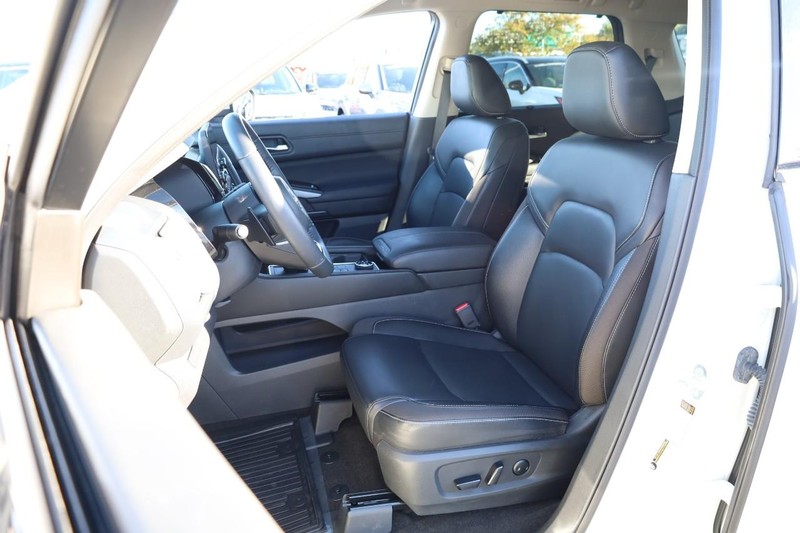 Nissan Pathfinder Vehicle Full-screen Gallery Image 10