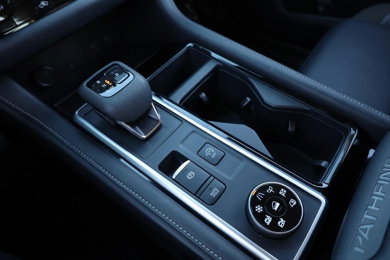 Nissan Pathfinder Vehicle Full-screen Gallery Image 18