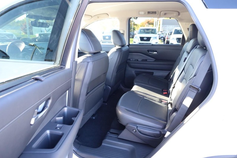Nissan Pathfinder Vehicle Full-screen Gallery Image 23