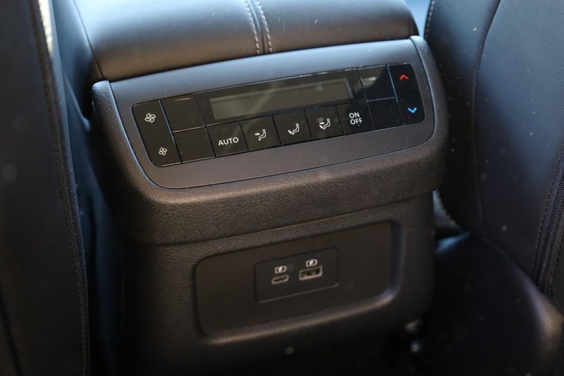 Nissan Pathfinder Vehicle Full-screen Gallery Image 24