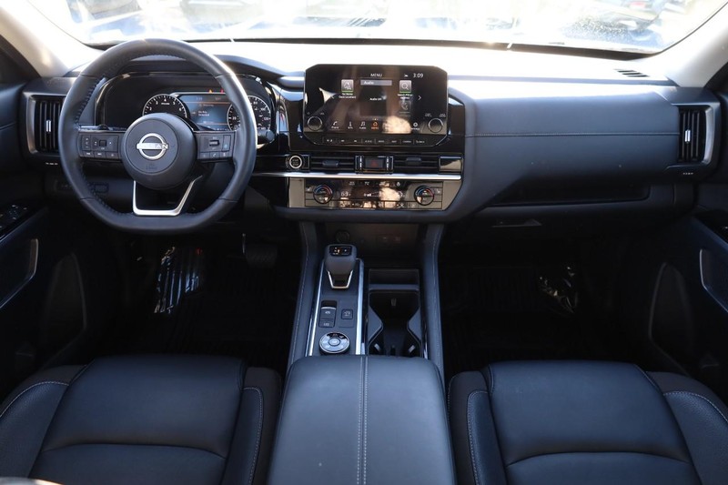 Nissan Pathfinder Vehicle Full-screen Gallery Image 25