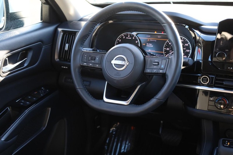 Nissan Pathfinder Vehicle Full-screen Gallery Image 26