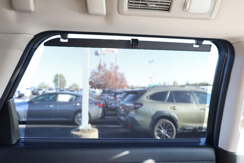 Nissan Pathfinder Vehicle Full-screen Gallery Image 27