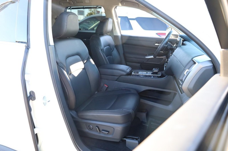 Nissan Pathfinder Vehicle Full-screen Gallery Image 29