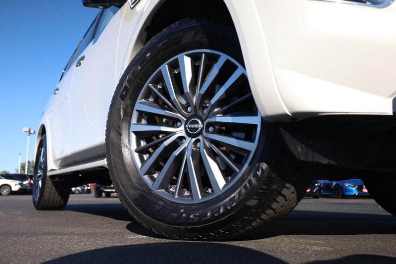 Nissan Armada Vehicle Full-screen Gallery Image 3