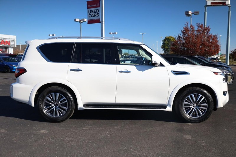 Nissan Armada Vehicle Full-screen Gallery Image 5