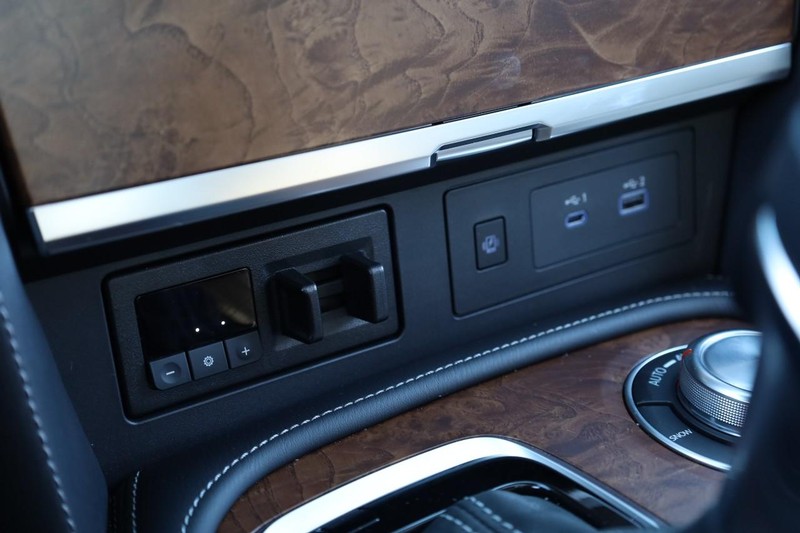 Nissan Armada Vehicle Full-screen Gallery Image 18