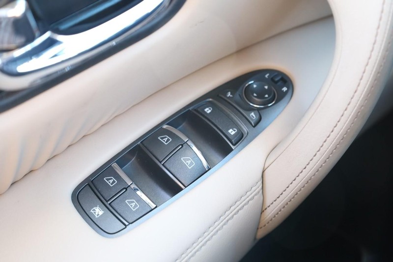 Nissan Armada Vehicle Full-screen Gallery Image 21