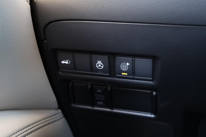 Nissan Armada Vehicle Full-screen Gallery Image 23