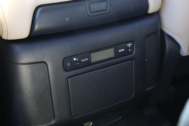 Nissan Armada Vehicle Full-screen Gallery Image 26