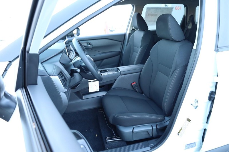 Nissan Rogue Vehicle Image 08