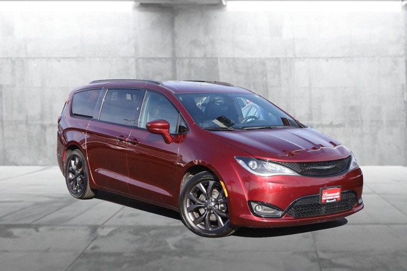 Chrysler Pacifica Vehicle Full-screen Gallery Image 02