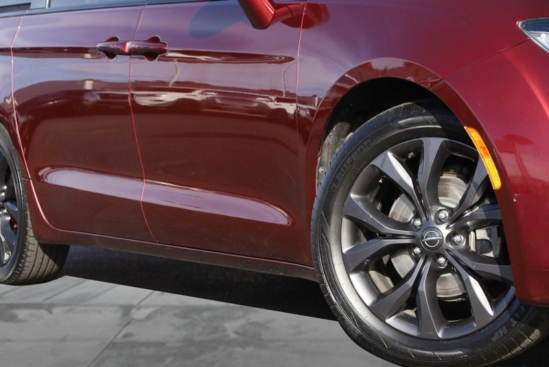 Chrysler Pacifica Vehicle Full-screen Gallery Image 03