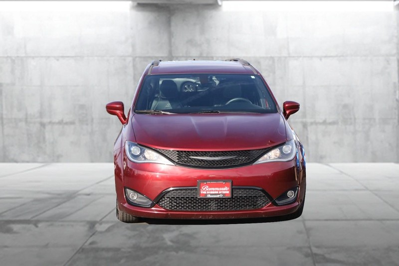 Chrysler Pacifica Vehicle Full-screen Gallery Image 04