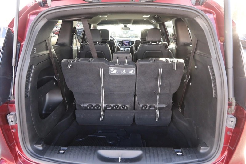 Chrysler Pacifica Vehicle Full-screen Gallery Image 07