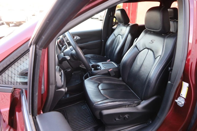 Chrysler Pacifica Vehicle Full-screen Gallery Image 09